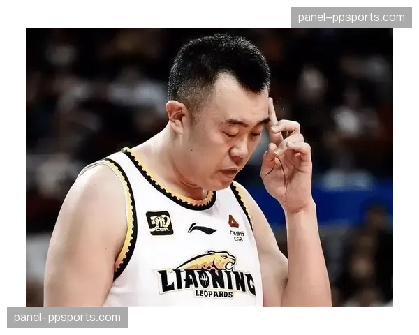 “老将”韩德君：在替补席为队友每一次精彩防守挥舞毛巾