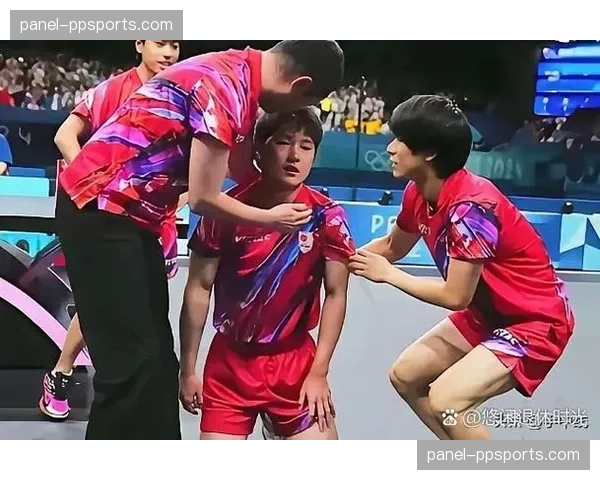 特写镜头:蒙彼利埃小将打入职业生涯首球后,奔向场边与母亲庆祝 特写镜头:蒙彼利埃小将打入职业生涯首球后,奔向场边与母亲庆祝